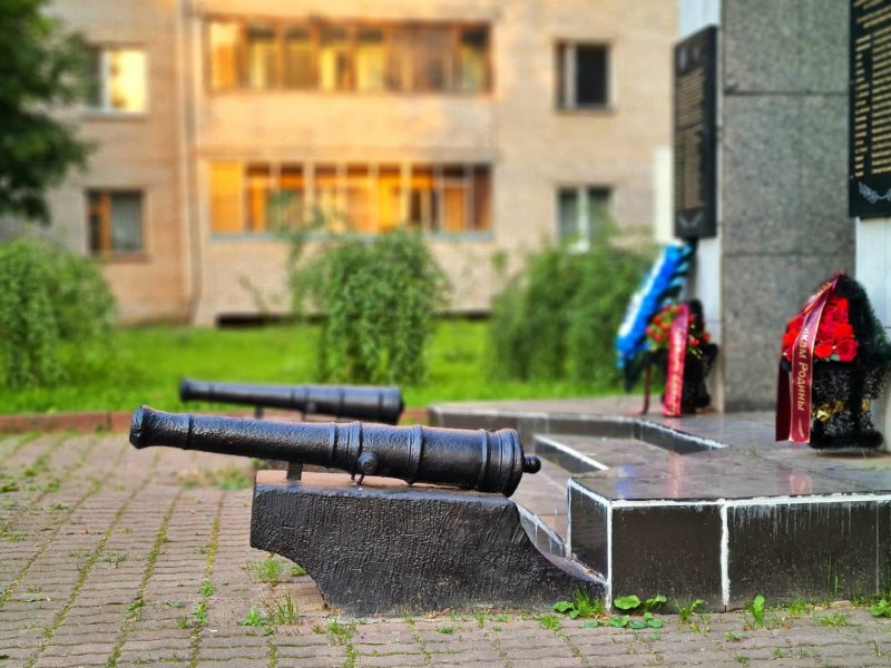 На одном из мемориалов Пушкино установлены орудия старше двухсот лет
