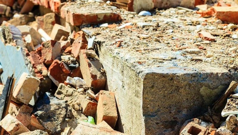 При обрушении стены бывшей фабрики в Ногинске погиб один человек