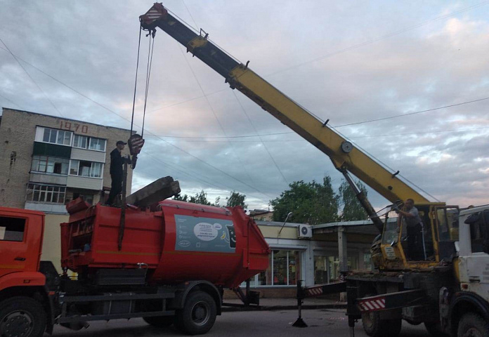 В Серпухове мусоровоз снес бетонную арку