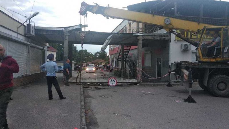 В Серпухове мусоровоз снес бетонную арку
