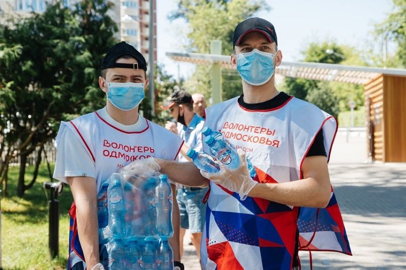 В парке Ивантеевки волонтеры раздавали воду