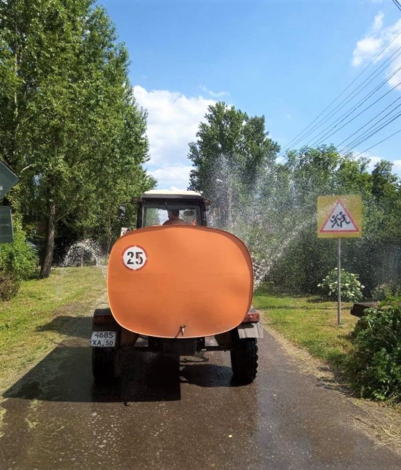 В Пушкинском округе техника для полива борется с жарой