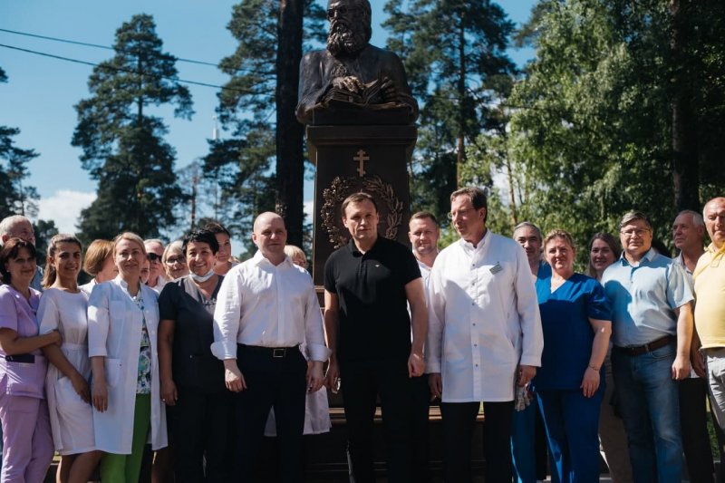 В Пушкинской больнице благоустроили сквер около памятника Святителю Луке Крымскому