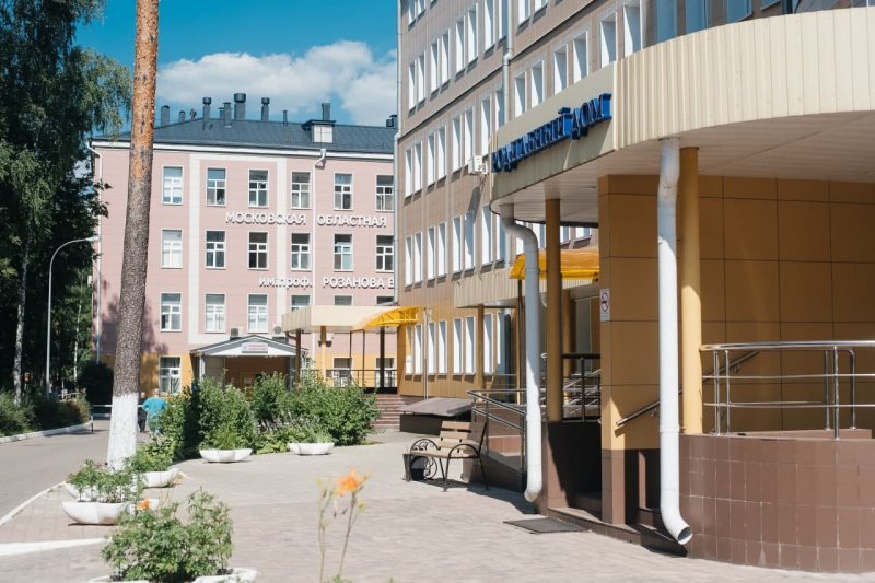 В Пушкинской больнице благоустроили сквер около памятника Святителю Луке Крымскому