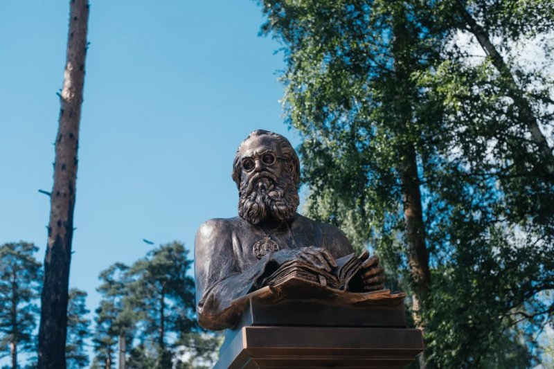 В Пушкинской больнице благоустроили сквер около памятника Святителю Луке Крымскому