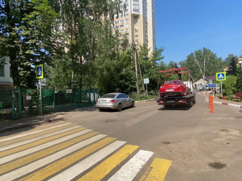 В Пушкино эвакуировали брошенный автомобиль, простоявший во дворе около 10 лет