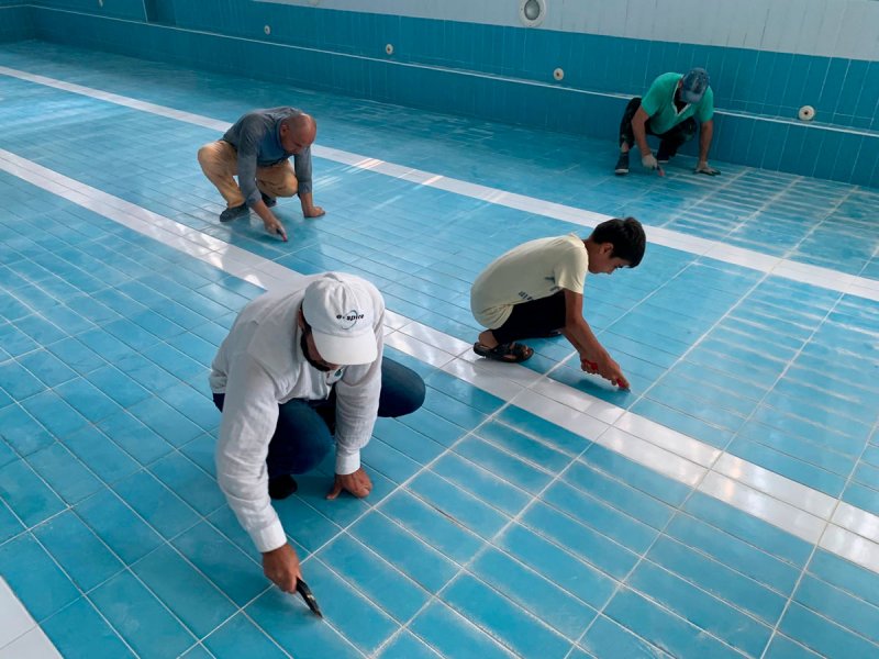 Мусульманская община помогла провести чистку швов в бассейне Дворца спорта «Пушкино»