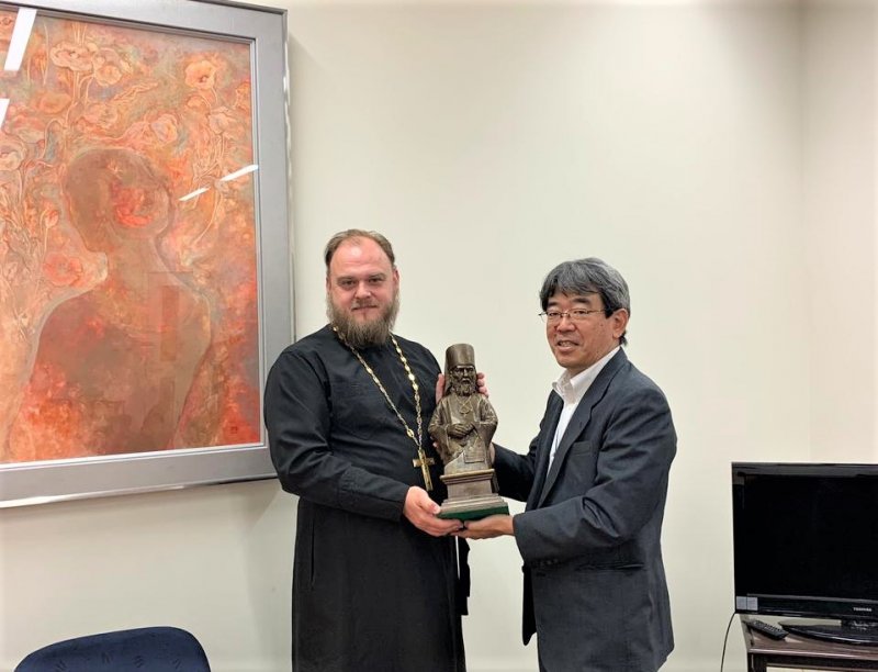 Скульптуру Николая Японского вручили министру посольства Японии Тосио Ямамото