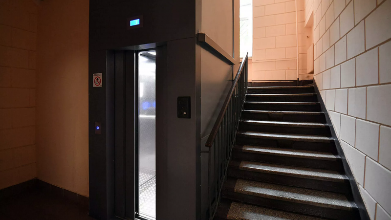 Три человека пострадали после падения лифта в Реутове