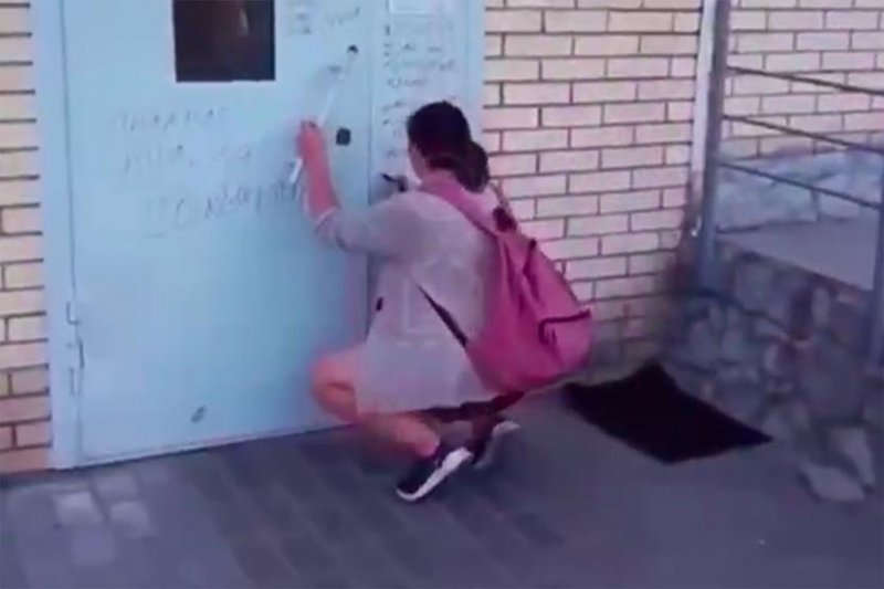 В Раменском обиженная женщина отомстила бывшему, исписав двери подъезда