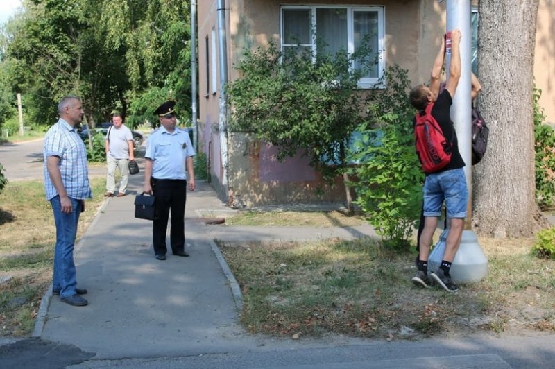 Участковый в Серпухове заставил расклейщиков объявлений ликвидировать последствия своей деятельности