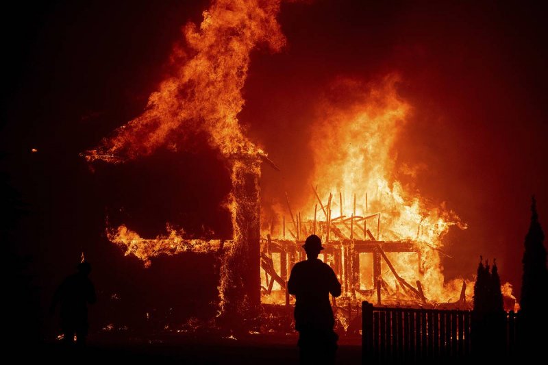 Пожарные ликвидировали возгорание в хозпостройке в Люберцах