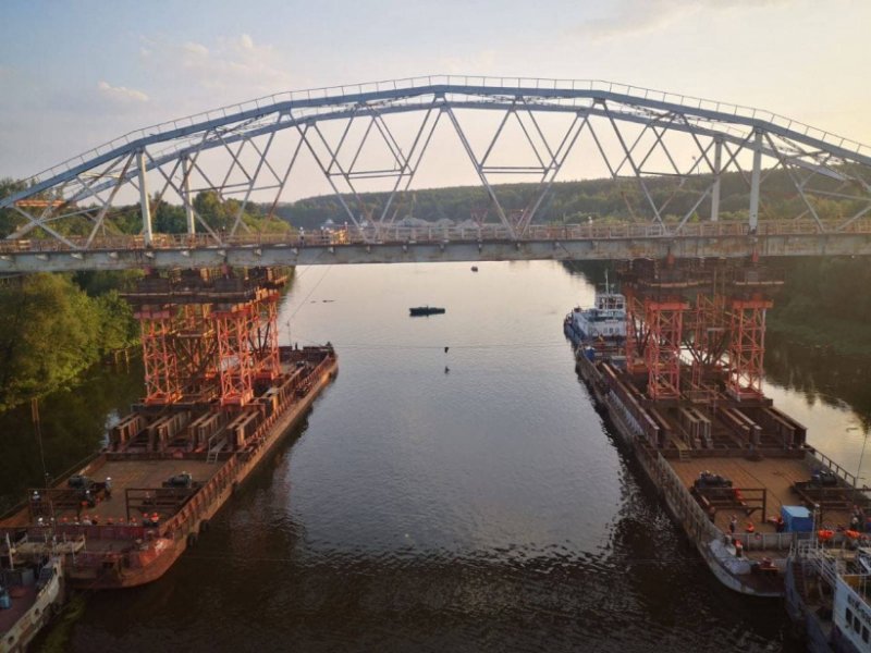 Старый Афанасьевский мост в Воскресенске, не разбирая, отправили на барже по реке