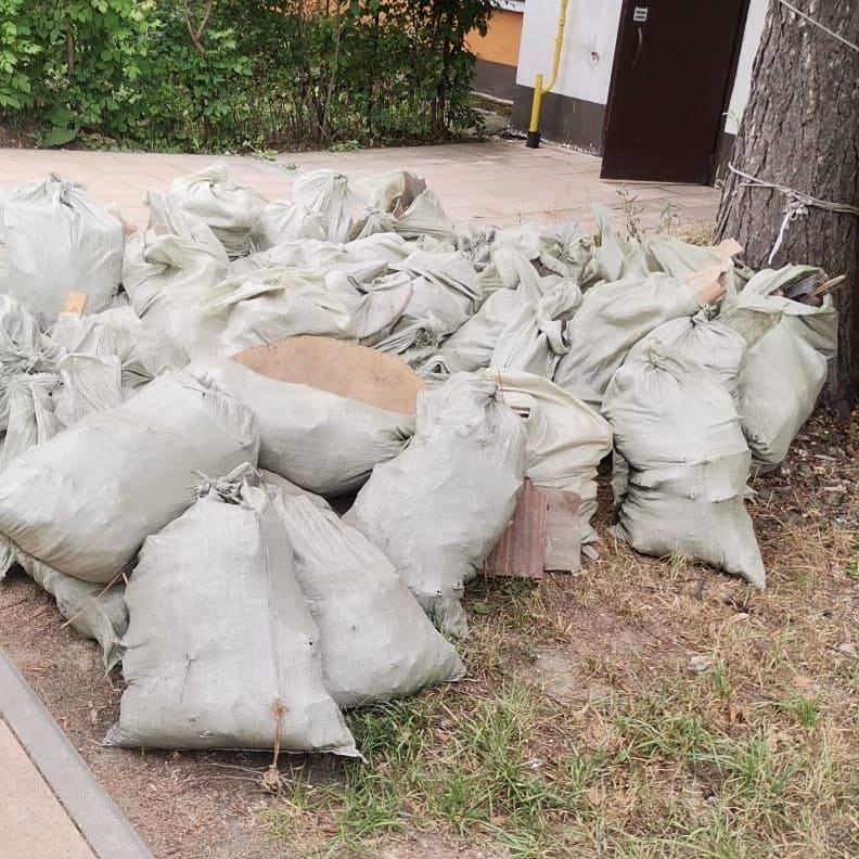 Больше 20 мешков с мусором вывезли с чердака дома в Ивантеевке
