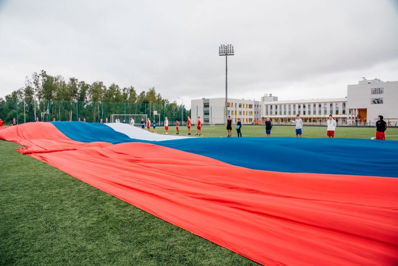 В День флага в Ивантеевке развернули многометровый триколор