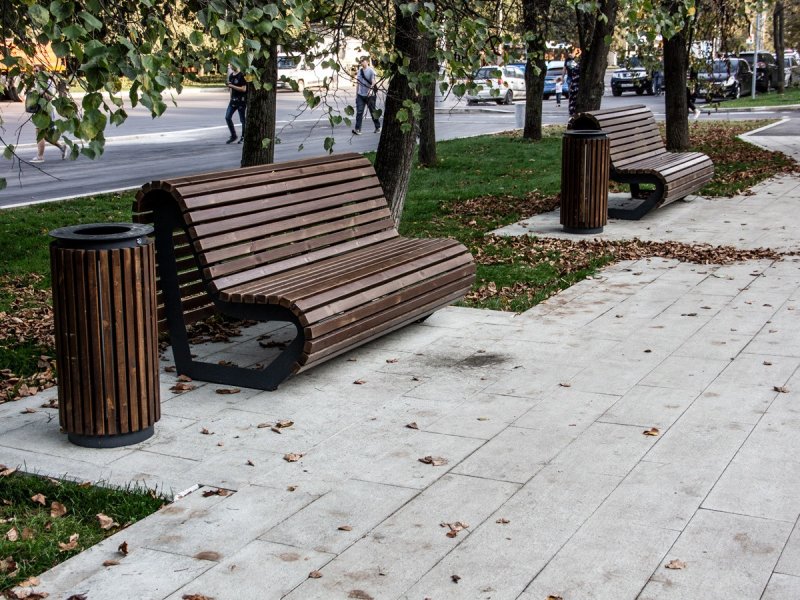 Работы по ремонту и замене скамеек закончили в Московской области