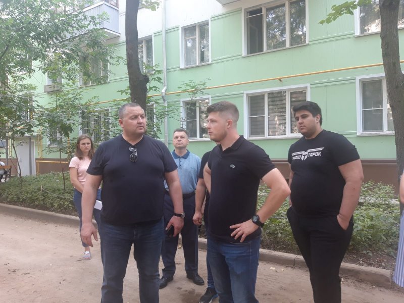 Сергей Бабченко проверил, как идёт ремонт дворов в микрорайоне Серербянка 