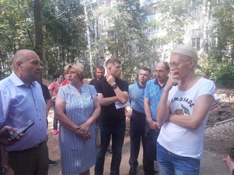 Сергей Бабченко проверил, как идёт ремонт дворов в микрорайоне Серербянка 