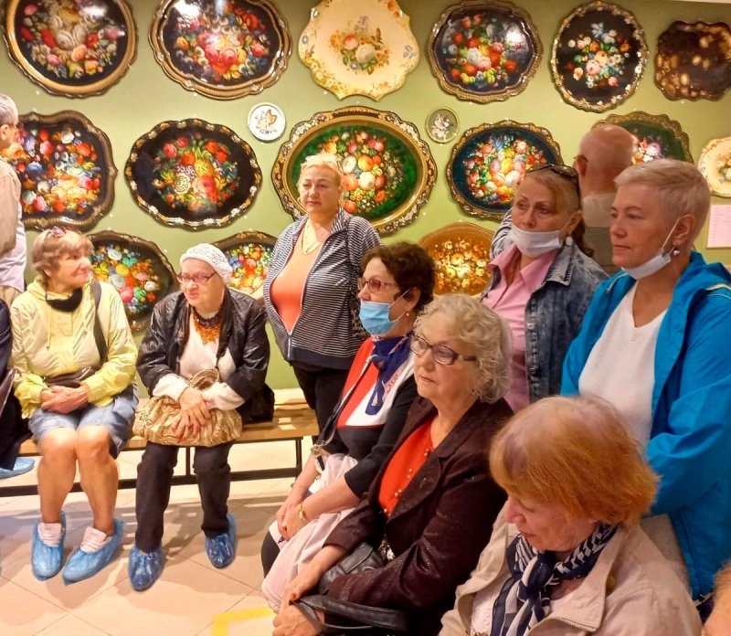 Пушкинские пенсионеры побывали на экскурсии по Жостовской фабрике