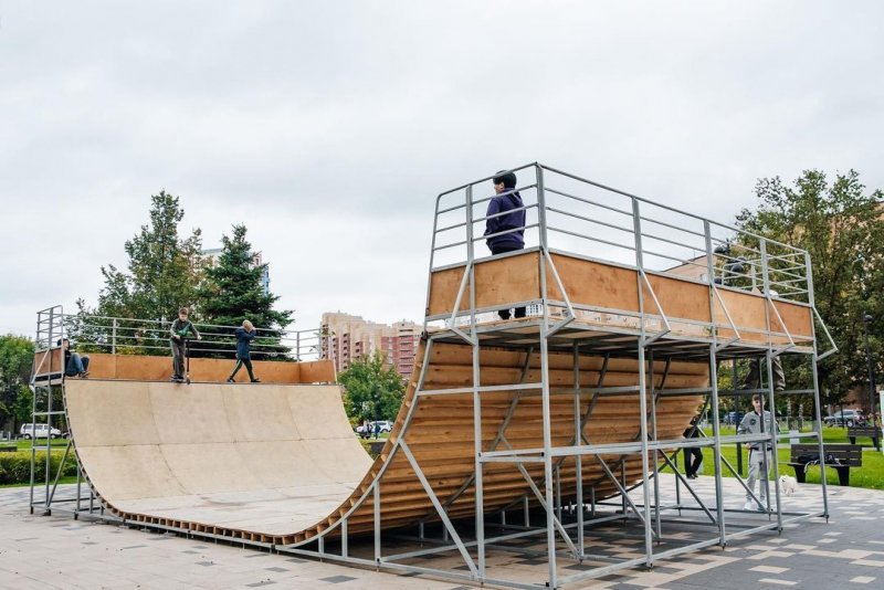 Рампу для прыжков на самокатах, скейтбордах и BMX-велосипедах установили в Ивантеевке