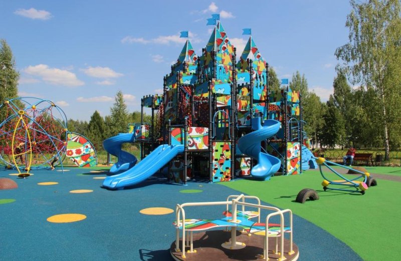 Почти 200 детских площадок установили в Подмосковье по программе губернатора