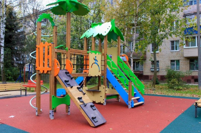 Почти 200 детских площадок установили в Подмосковье по программе губернатора