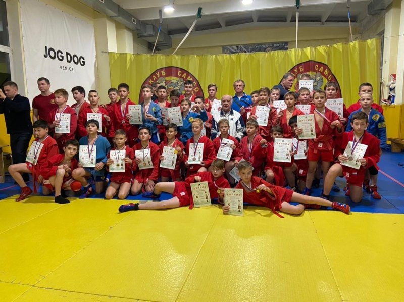 Десять медалей привезли с соревнований пушкинские самбисты