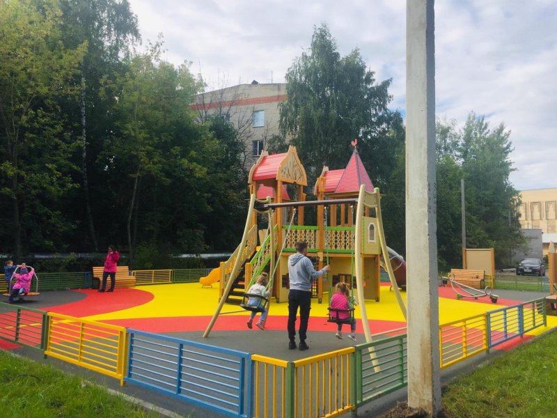 Новая детская площадка появилась в микрорайоне Заветы Ильича