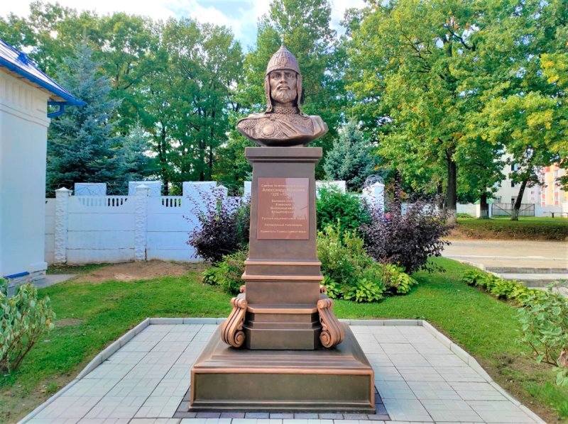 В Центральном округе Росгвардии установлен бюст к 800-летию князя Александра Невского
