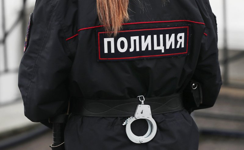 Трем полицейским, которые брали взятки и торговали наркотиками, предъявили обвинение в Подмосковье