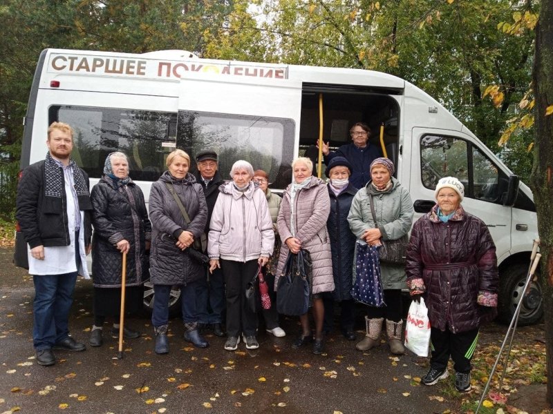 Пушкинские пенсионеры добираются до поликлиники на автобусе «Старшее поколение»