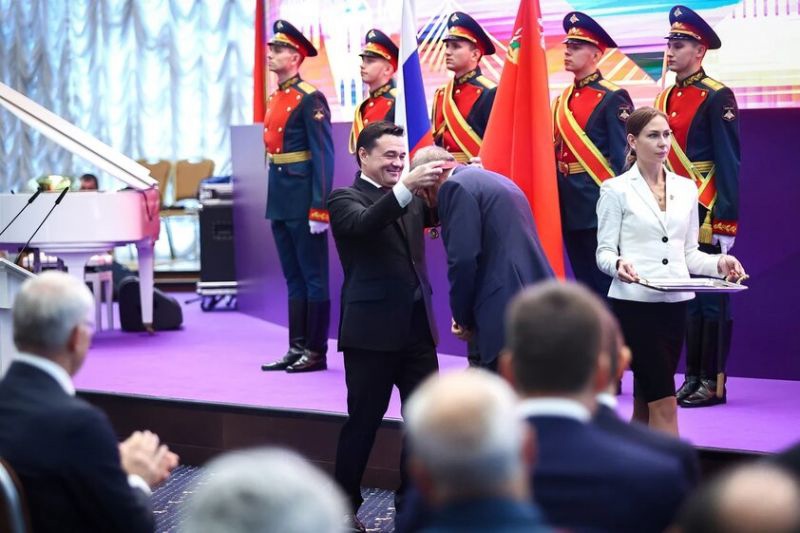 Андрей Воробьёв наградил почётных граждан Подмосковья