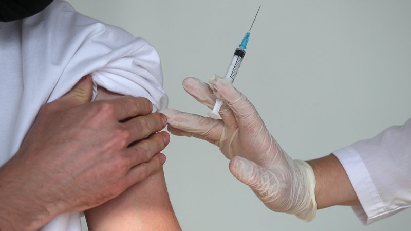 В Подмосковье вводят обязательную вакцинацию от COVID-19 для 80% работников сферы услуг