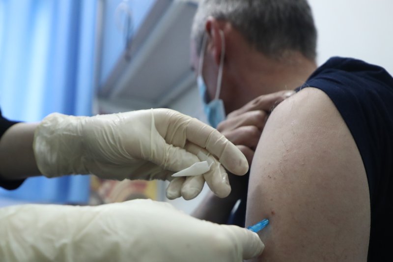 В Подмосковье вводят обязательную вакцинацию от COVID-19 для 80% работников сферы услуг