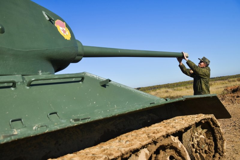 В Подмосковье прошла тренировка экипажей исторических танков Т-34-85