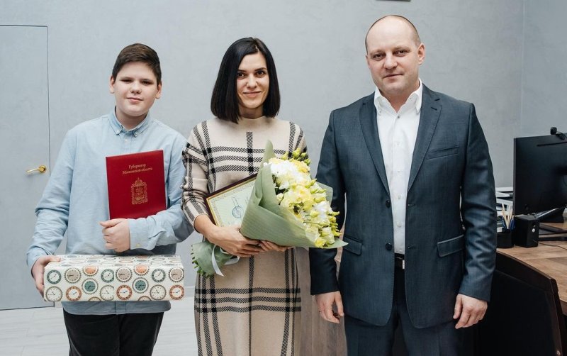 Ученик Челюскинской школы получил награду за спасение утопающей девочки
