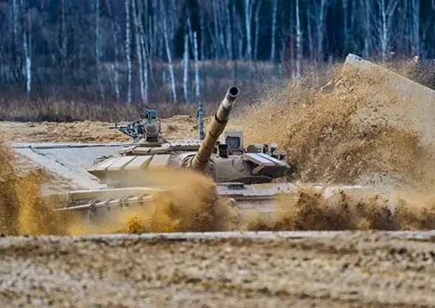 В Подмосковье прошли тренировки по экстремальному вождению танков