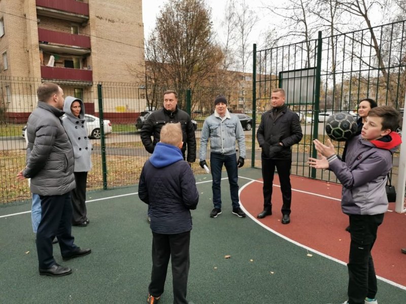 В Ивантеевке осмотрели отремонтированные спортплощадки