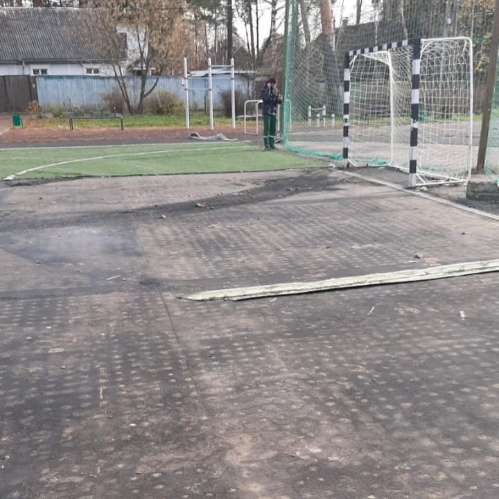 В микрорайоне Звягино приступили к ремонту футбольного поля