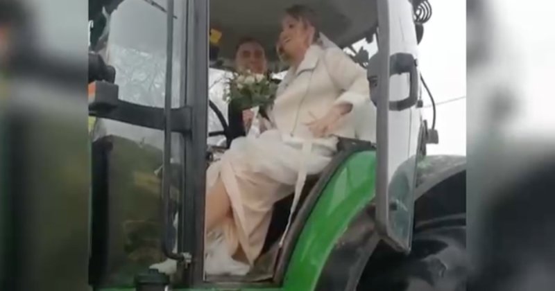 В Талдоме жених с невестой прибыли к ЗАГСу на тракторе