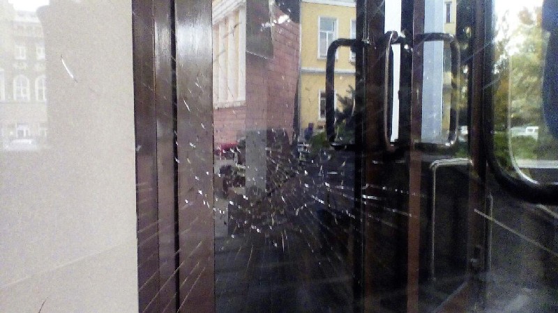 Хулиганы в Зеленограде попытались выломать дверь в подъезд и попали на камеру