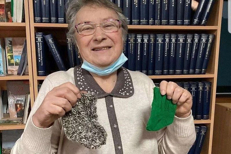 Пенсионеры из Истры вяжут крохотную одежду для недоношенных детей