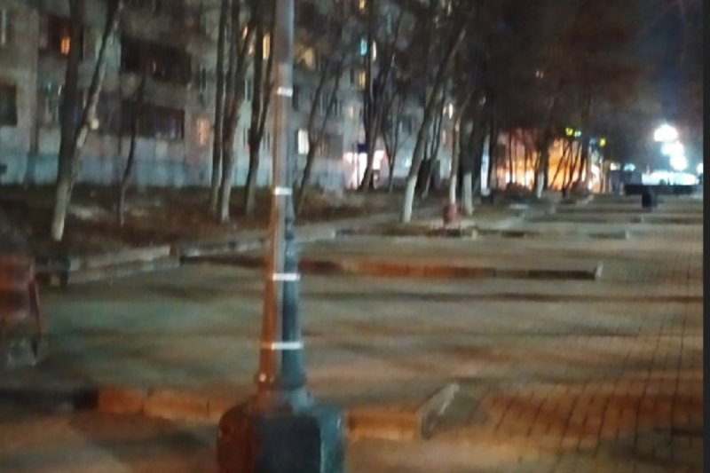 Коммунальщики починили сломанный фонарь в Пушкино деревянной палкой