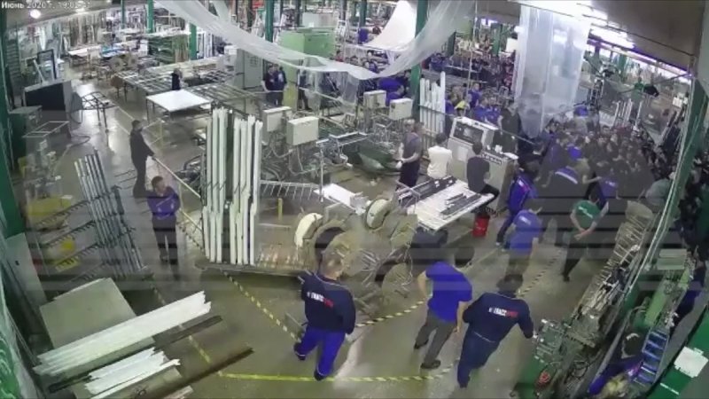 На заводе "Экоокна" в Бужаниново подрались мигранты