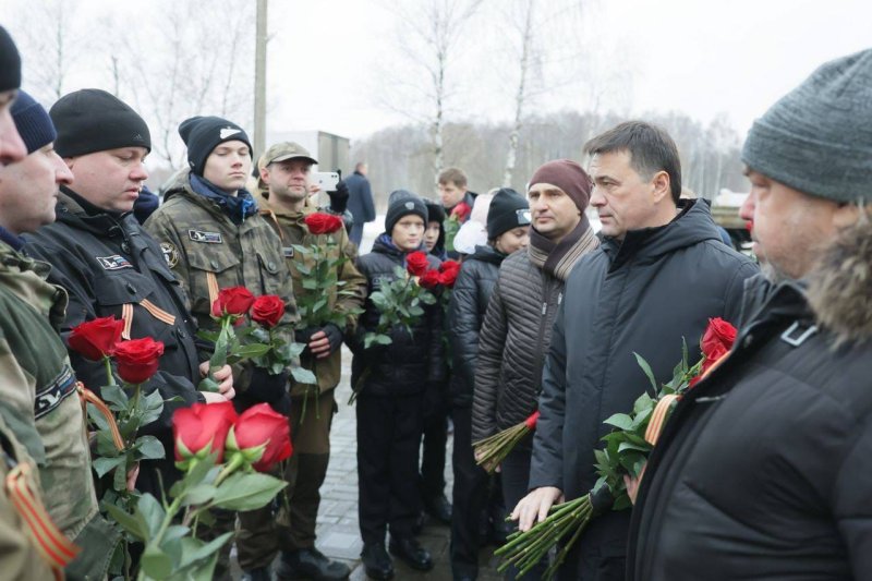 Губернатор Подмосковья возложил цветы к мемориалу неизвестным воинам в Лобне