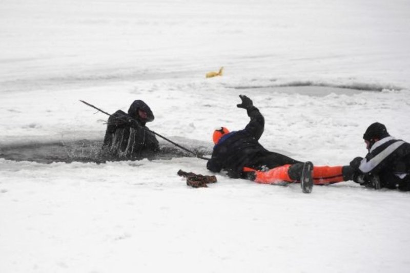 В Балашихе спасли провалившегося под лёд мужчину