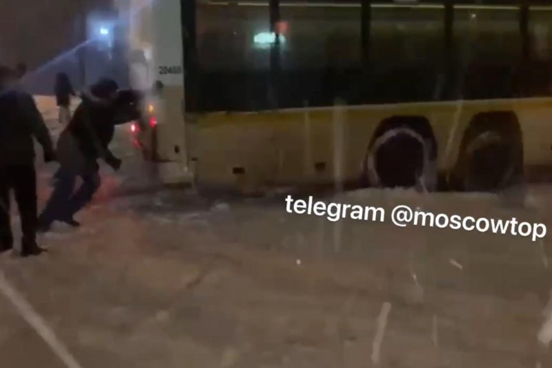В Лыткарино пассажирам пришлось толкать автобус, чтобы успеть на работу