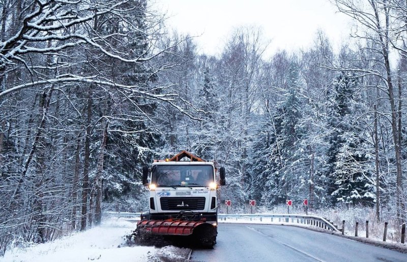 Дорожные службы Подмосковья переведены на усиленный режим работы для борьбы со снегопадом
