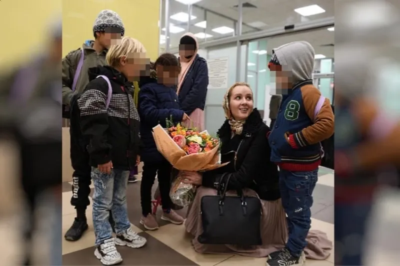 На аэродром Чкаловский в Подмосковье приземлился самолет с сирийскими детьми