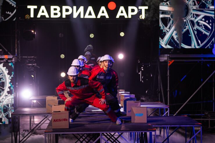 Подмосковный завод превратился в сценическую площадку в рамках шоу «Тавриды.АРТ»